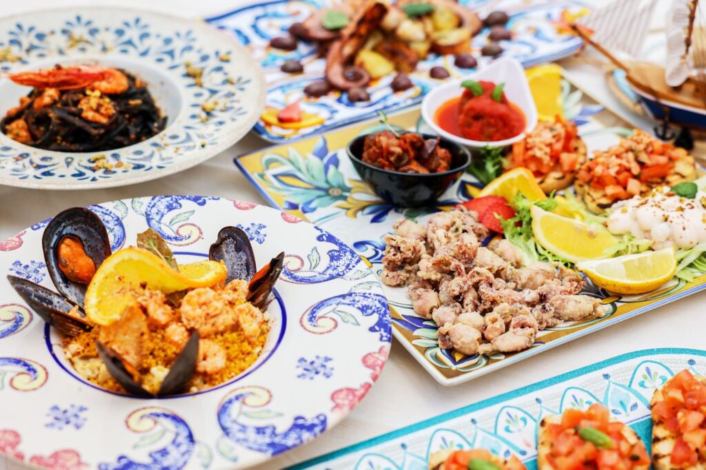 Danie z krewetkami i makaronem, owoce morza - smaki Sycylii.