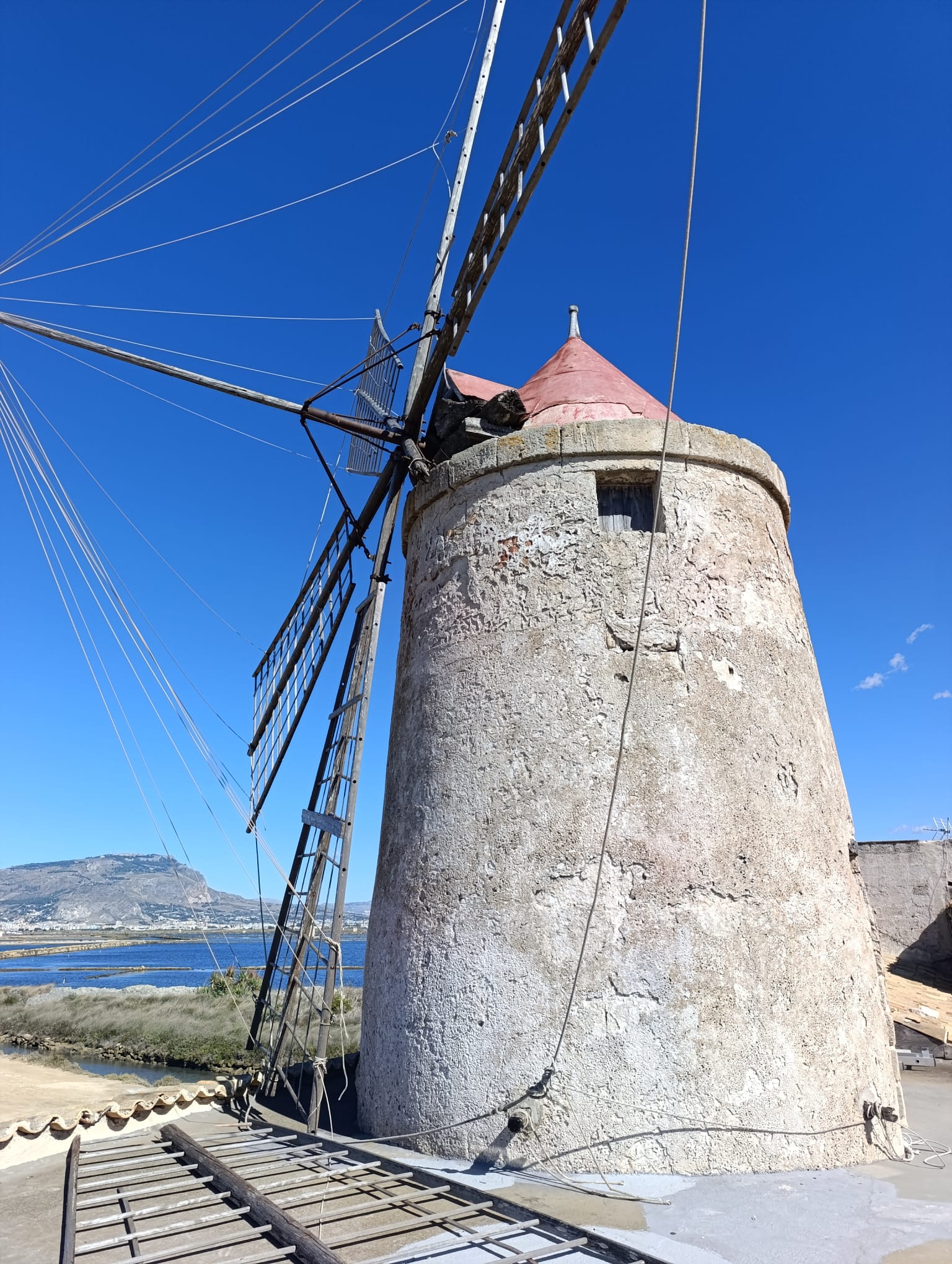 Saliny w Marsali – flamingi, wiatraki i najbardziej fotogeniczne zachody słońca na Sycylii — Salt Pans in Marsala – Flamingos, Windmills, and the Most Photogenic Sunsets in Sicily — Saline di Marsala – fenicotteri, mulini a vento e i tramonti più fotogenici della Sicilia
