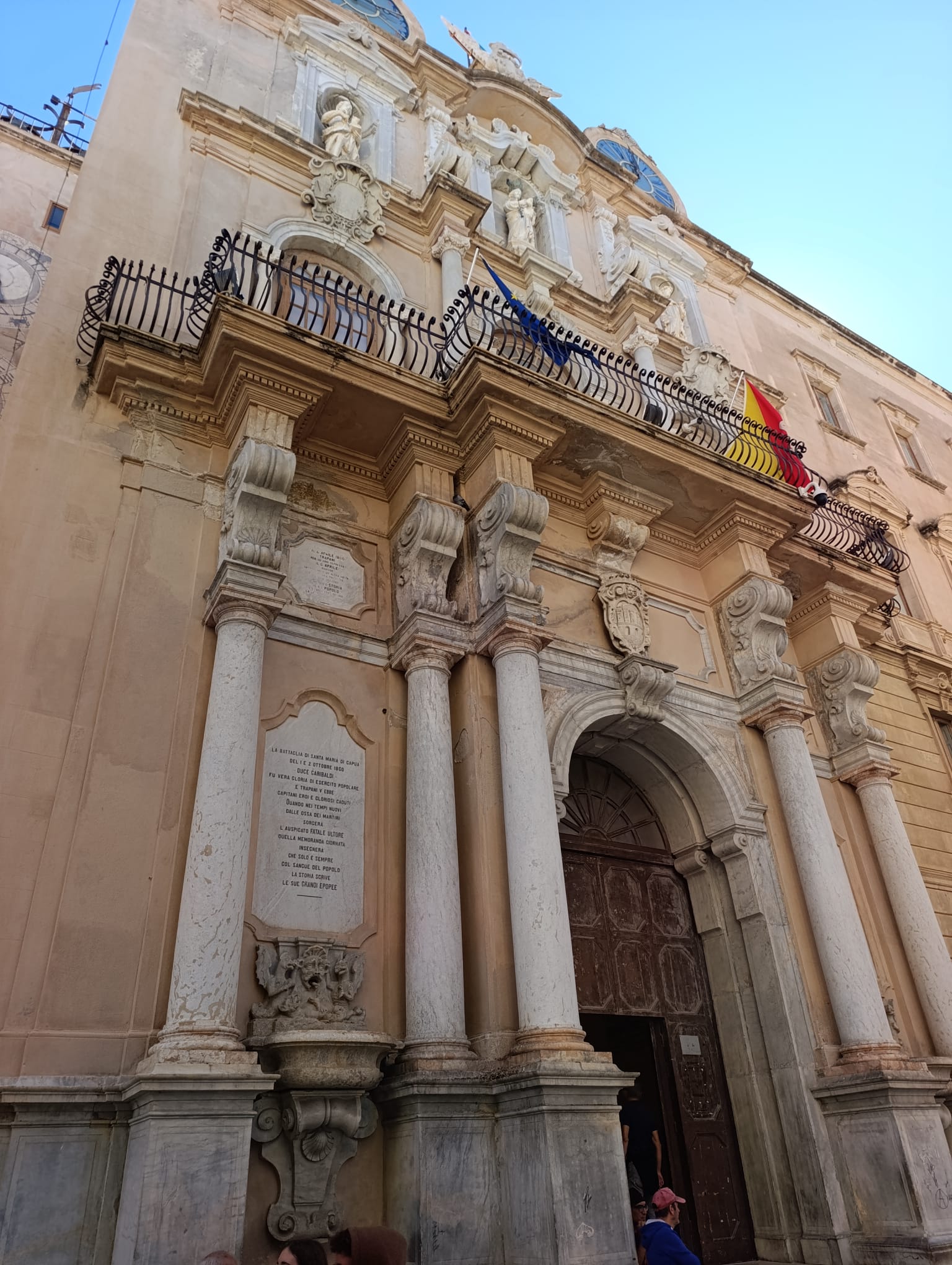 Trapani: port, historia i niespodzianki zachodniej Sycylii — Trapani: the port, history and surprises of western Sicily — Trapani: il porto, la storia e le sorprese della Sicilia occidentale.